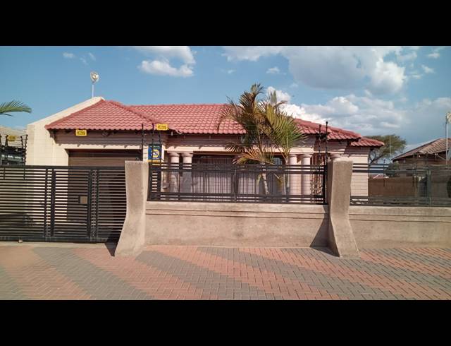 3 BEDROOM HOUSE FOR SALE IN MAHLAKO-A-PHAHLA GARDENS